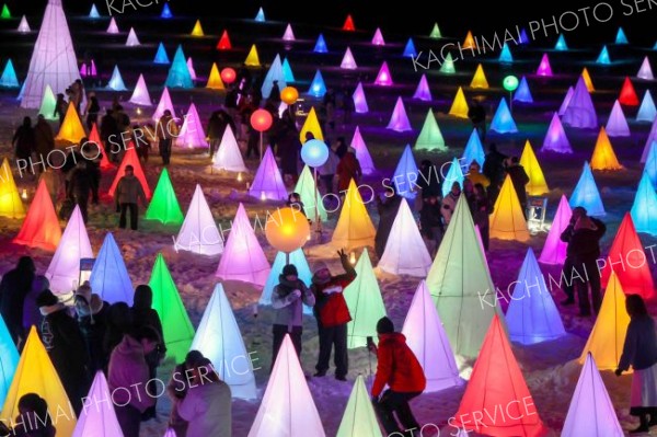 「彩凛華」開幕！　カラフルな光が雪原を彩る