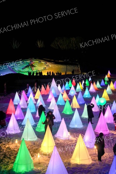 主会場の十勝が丘公園ハナック広場では“光と音のファンタジックショー”が繰り広げられた（２４日午後７時半ごろ、平栗玲香通信員撮影）