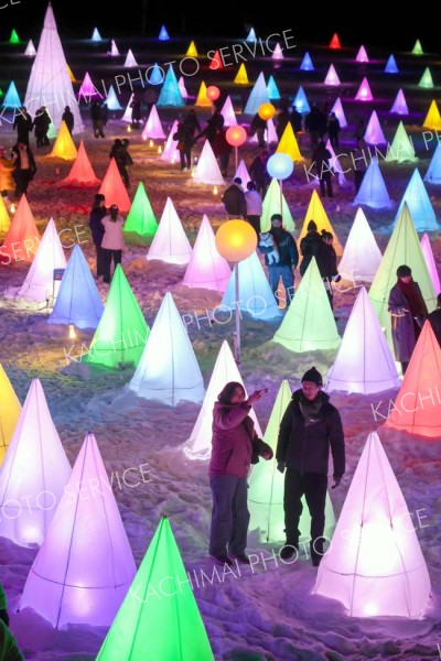 十勝が丘公園ハナック広場で繰り広げられる「光と音のファンタジックショー」を楽しむ来場者（２４日午後７時１５分ごろ、平栗玲香通信員撮影）