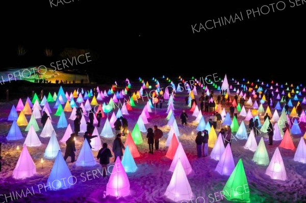 十勝が丘公園ハナック広場で繰り広げられる「光と音のファンタジックショー」を楽しむ来場者（２４日午後７時半ごろ、平栗玲香通信員撮影）