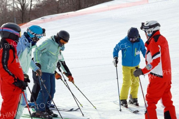 板の使い方の指導を受ける参加者たち