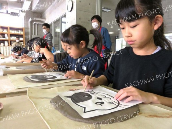 陶芸に挑戦する子どもたち