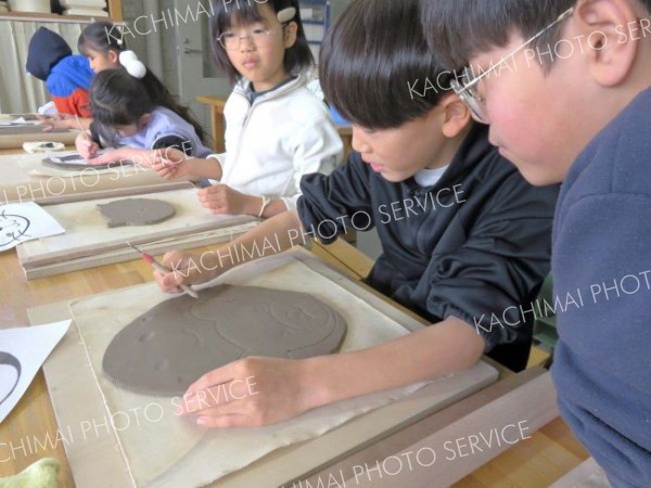 陶芸に挑戦する子どもたち