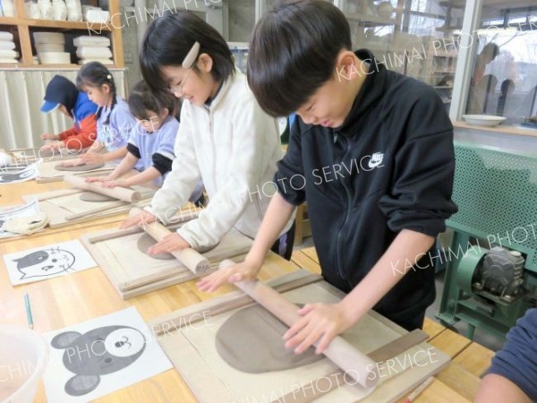 陶芸に挑戦する子どもたち