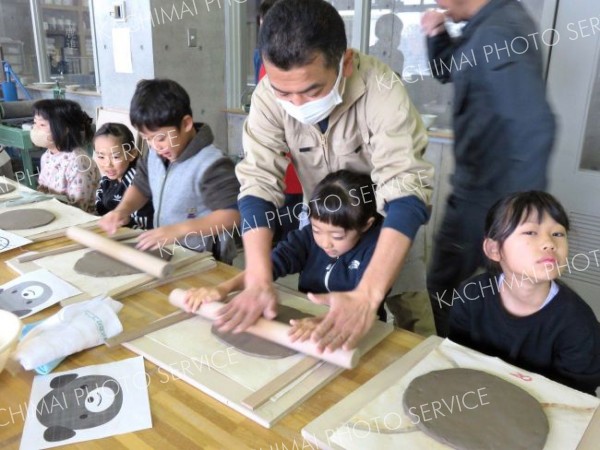陶芸に挑戦する子どもたち