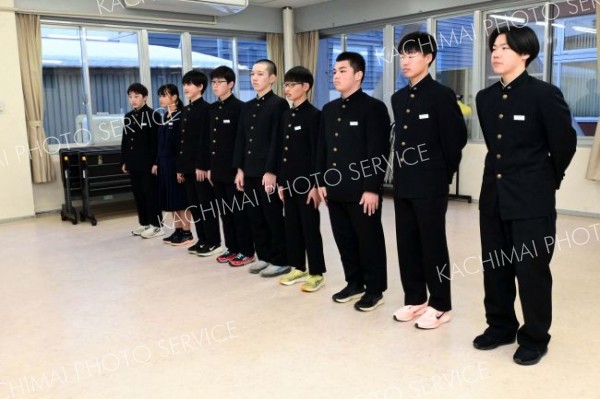 全道大会の結果と全国大会の出場を報告した本別町内の中学生９人