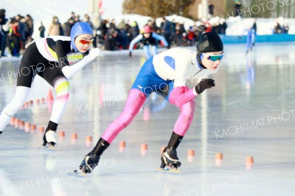 氷上で力強い滑りをみせる小学生たち