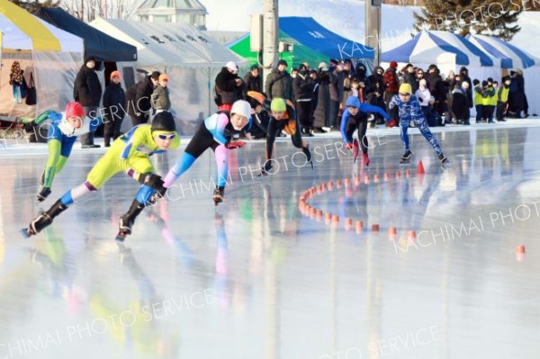 氷上で力強い滑りをみせる小学生たち
