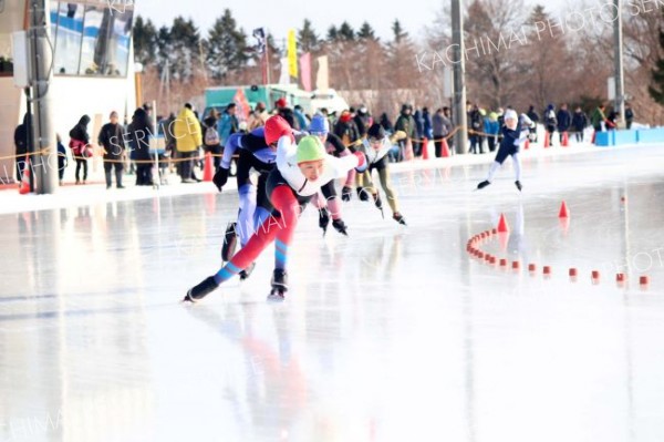 氷上で力強い滑りをみせる小学生たち