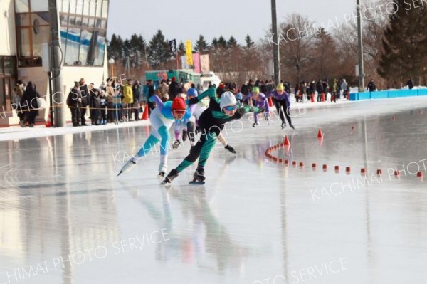 氷上で力強い滑りをみせる小学生たち