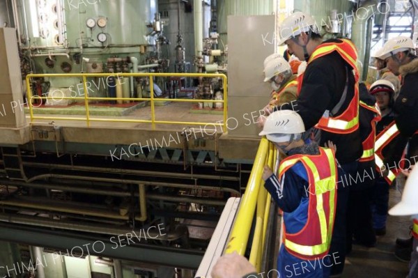 ホクレン職員の説明を聞きながら工場を見学する参加者