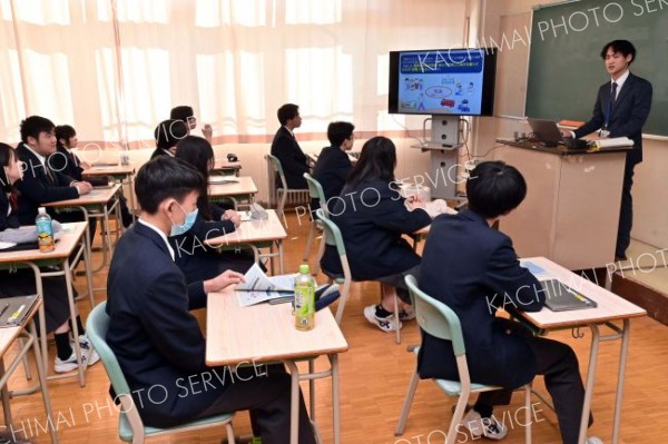本別高校１年生２４人が税金や財務について理解を深めた