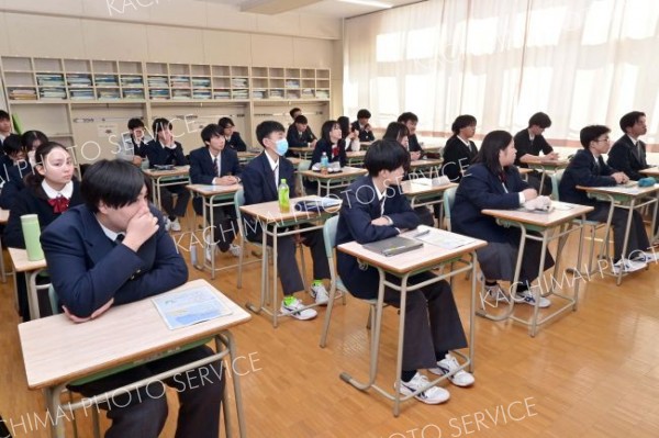 本別高校１年生２４人が税金や財務について理解を深めた