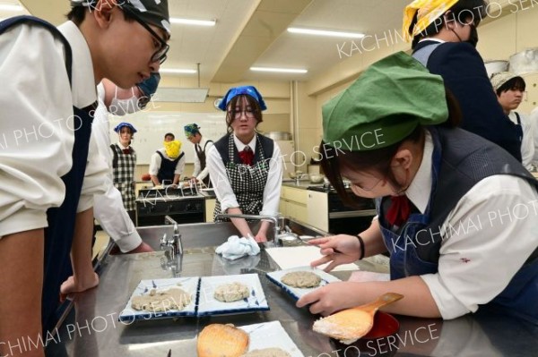 本別高校３年生が「思い出授業」そばがき体験