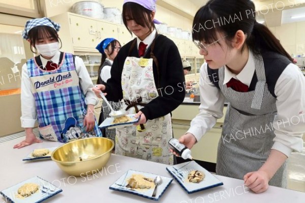 日本伝統の「そばがき」作りに挑む本別高３年生