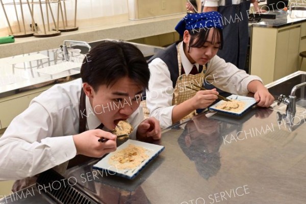 日本伝統の「そばがき」を味わう本別高３年生