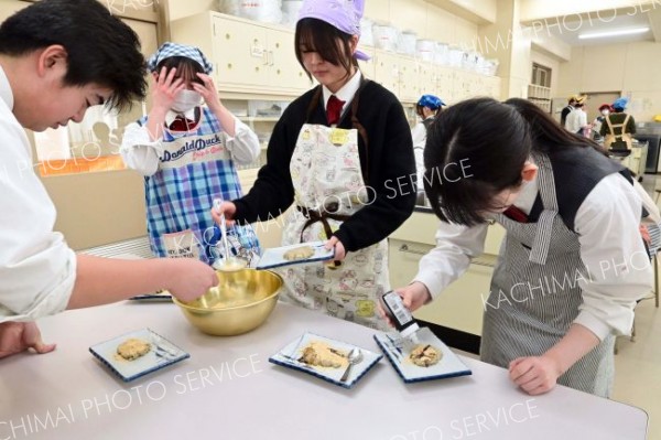 日本伝統の「そばがき」作りに挑む本別高３年生