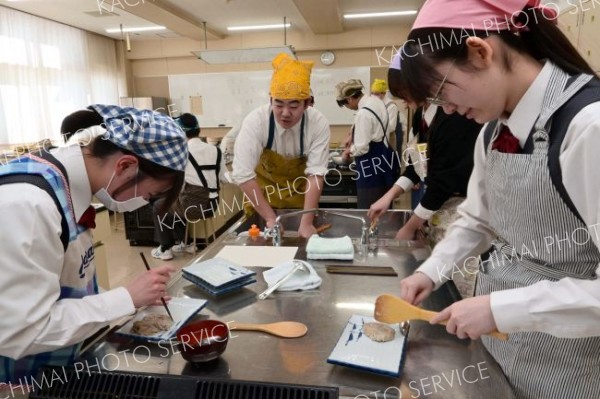 日本伝統の「そばがき」作りに挑む本別高３年生