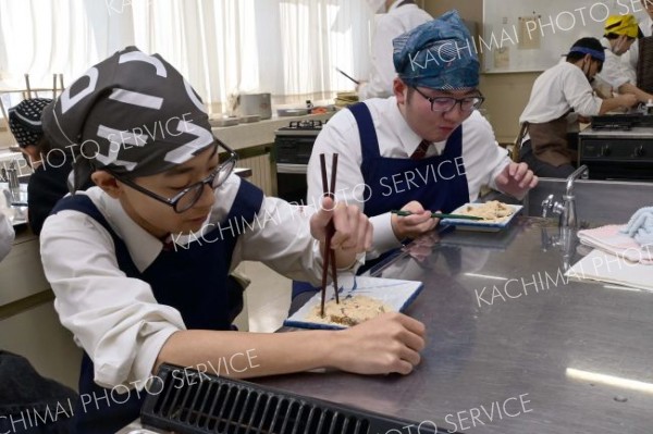 日本伝統の「そばがき」を味わう本別高３年生