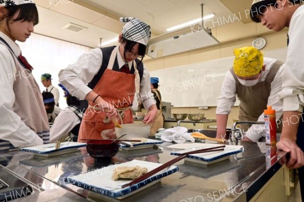 日本伝統の「そばがき」作りに挑む本別高３年生