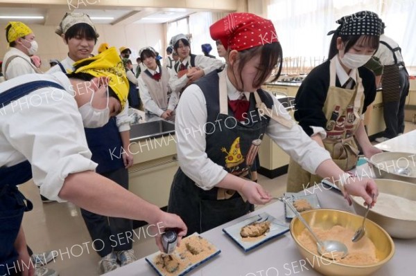 日本伝統の「そばがき」作りに挑む本別高３年生