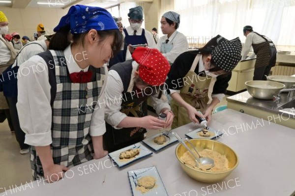日本伝統の「そばがき」作りに挑む本別高３年生