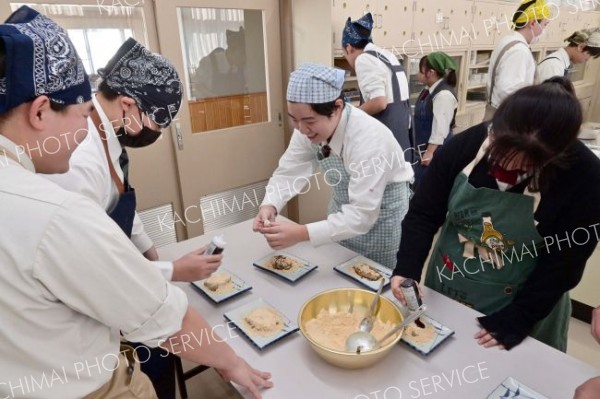 日本伝統の「そばがき」作りに挑む本別高３年生