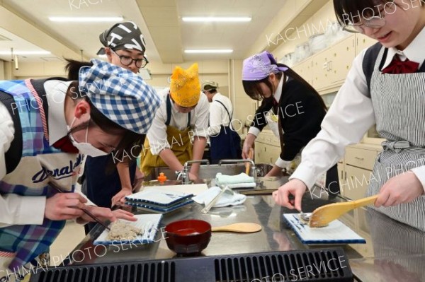 日本伝統の「そばがき」作りに挑む本別高３年生
