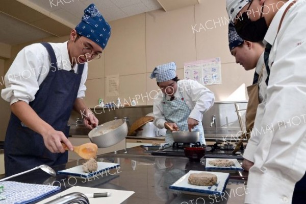 日本伝統の「そばがき」作りに挑む本別高３年生