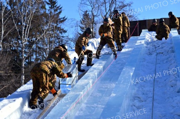 氷まつり開幕まで１週間　厳しい寒さの中、準備進む