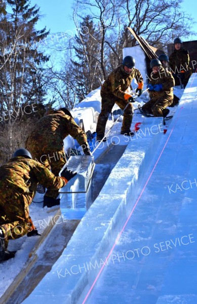 氷を引っ張り上げ、滑り台を造る隊員たち（２２日午前９時半ごろ。帯広市緑ヶ丘公園で。金野和彦撮影）
