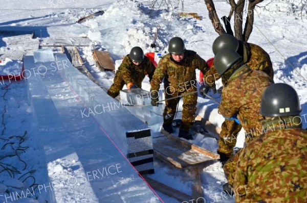 おびひろ氷まつり準備急ピッチ（金野和彦撮影）
