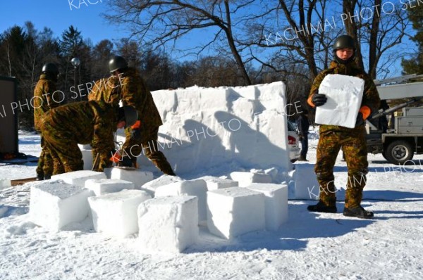 おびひろ氷まつり準備急ピッチ（金野和彦撮影）