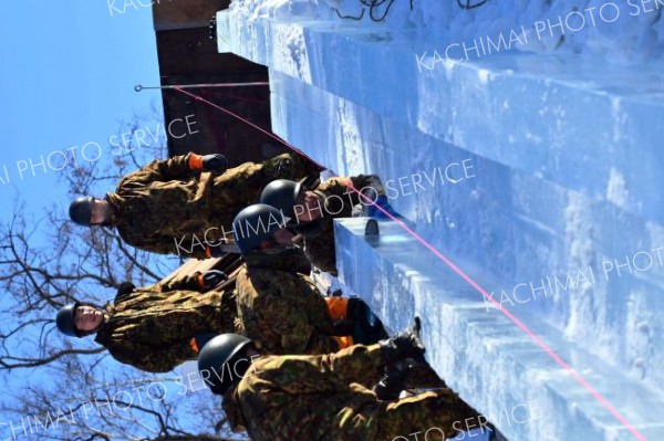 おびひろ氷まつり準備急ピッチ（金野和彦撮影）