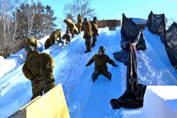 おびひろ氷まつり準備急ピッチ（金野和彦撮影）