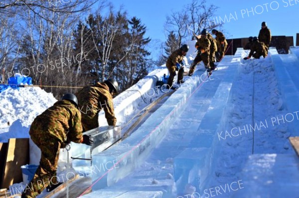 おびひろ氷まつり準備急ピッチ（金野和彦撮影）