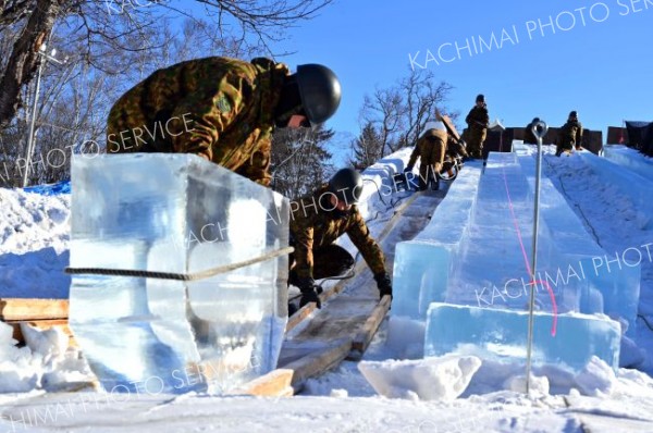 おびひろ氷まつり準備急ピッチ（金野和彦撮影）