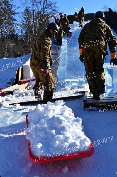おびひろ氷まつり準備急ピッチ（金野和彦撮影）