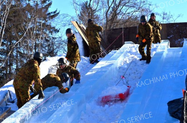おびひろ氷まつり準備急ピッチ（金野和彦撮影）