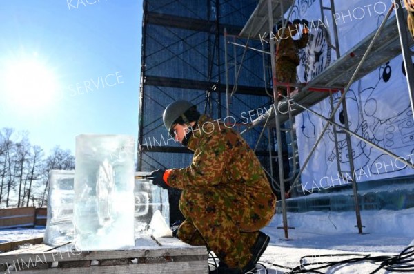 おびひろ氷まつり準備急ピッチ（金野和彦撮影）