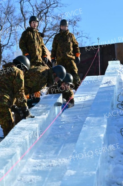 おびひろ氷まつり準備急ピッチ（金野和彦撮影）