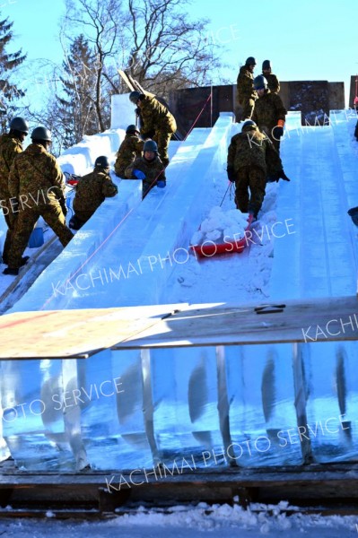 おびひろ氷まつり準備急ピッチ（金野和彦撮影）