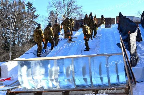 おびひろ氷まつり準備急ピッチ（金野和彦撮影）