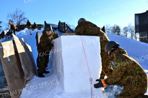 おびひろ氷まつり準備急ピッチ（金野和彦撮影）
