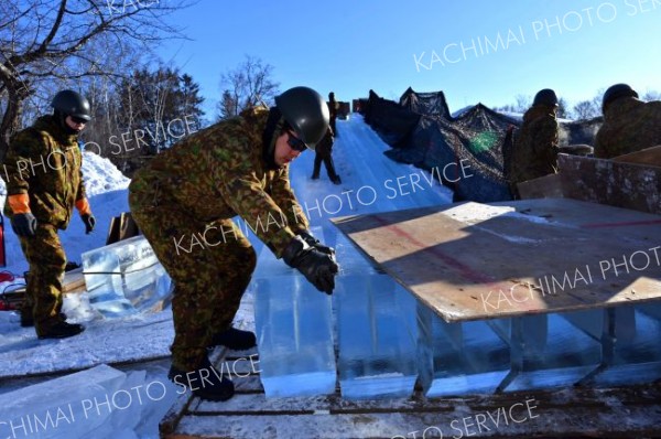 おびひろ氷まつり準備急ピッチ（金野和彦撮影）