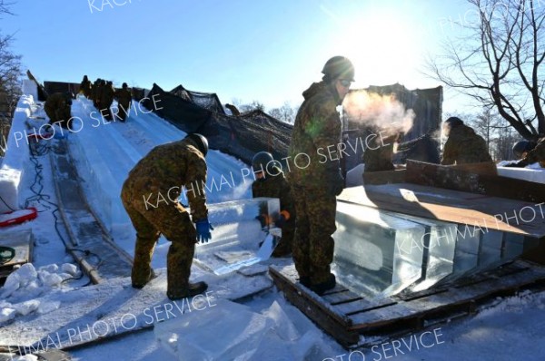 おびひろ氷まつり準備急ピッチ（金野和彦撮影）