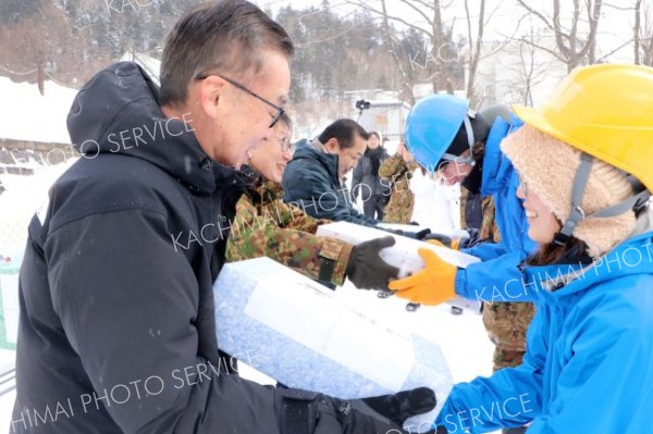 激励品を手渡す