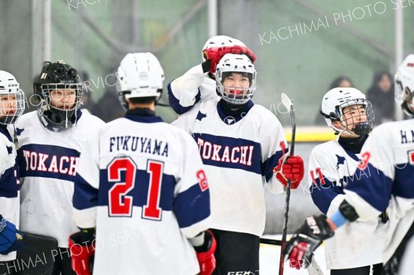 【３位決定戦・全十勝Ａ―日光東】日光東に快勝し３位に入賞。ゴール前で喜ぶ全十勝Ａの選手ら