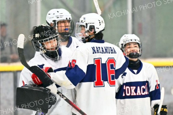 【３位決定戦・全十勝Ａ―日光東】日光東に快勝し３位に入賞。守り切ったＧＫの鄭天瑞（左）に集まり喜びを共有する全十勝Ａの選手