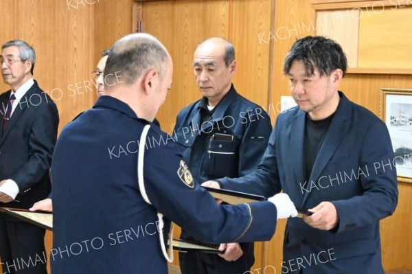 感謝状を受け取る